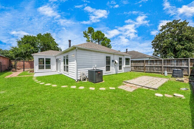 Building Photo - 13127 Stancliff Oaks St