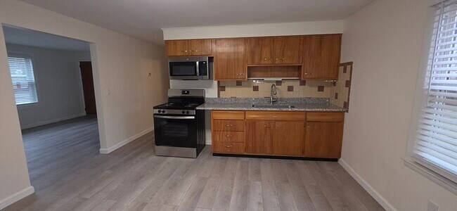 Building Photo - 3 Maple Ave