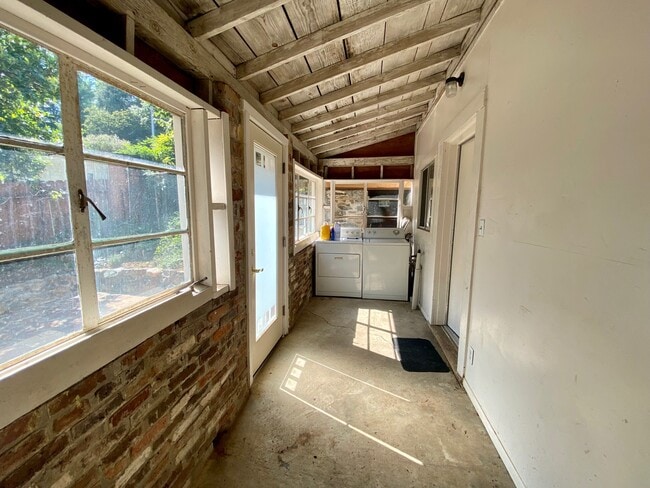 Building Photo - 414 S Pine St