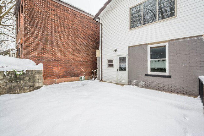 Building Photo - Beautiful 3 bedroom home in Pittsburgh available July 1!