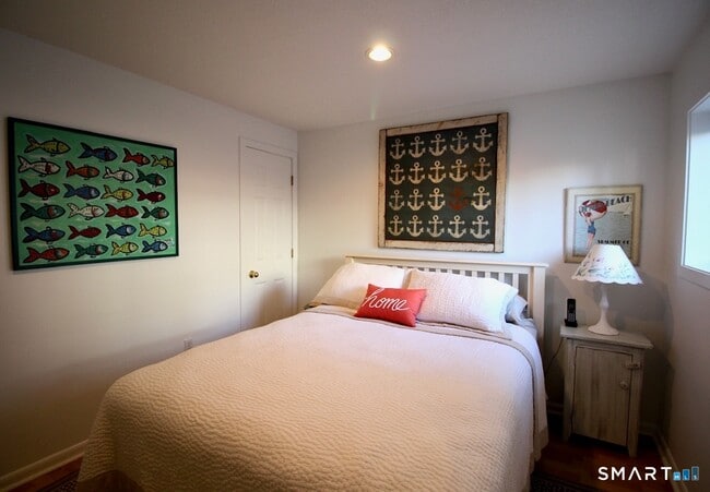 Building Photo - 147 Captains Dr