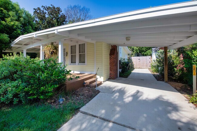 Building Photo - East Hill Cottage Available December 8th!