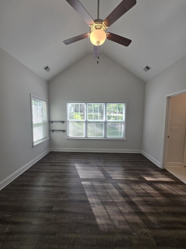 Building Photo - Charming 3-Bedroom Retreat Near Hamilton P...