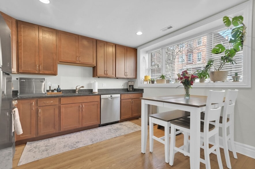 Building Photo - 2307 W Walton St