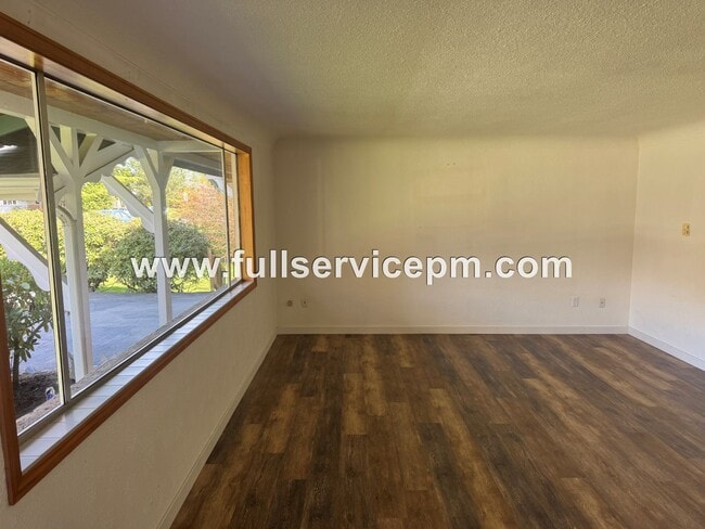 Building Photo - Charming house in downtown Snohomish