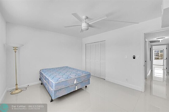 Building Photo - 3005 Portofino Isle