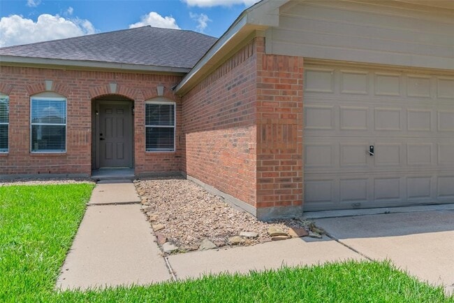 Building Photo - 16711 Hollow Ridge Dr