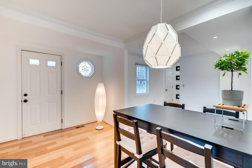 Building Photo - 822 Warburton Ln