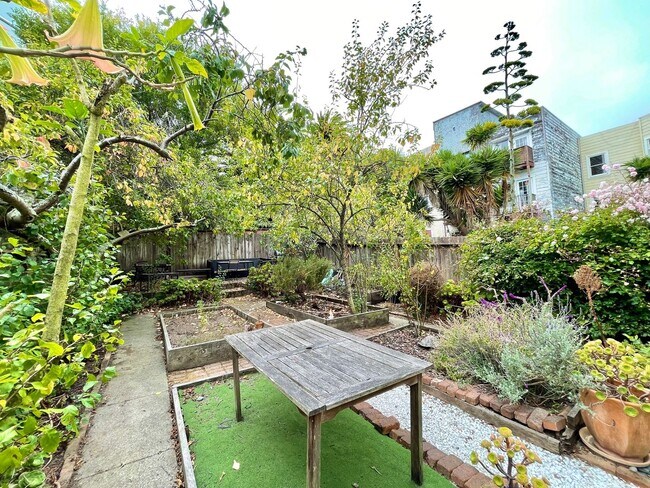 Building Photo - HUGE Top Floor Edwardian 4BR/1.5BA  Flat w...