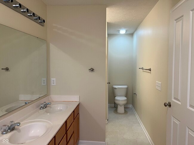 Building Photo - 3522 N Golden Gate Dr