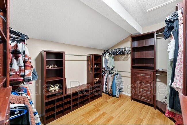 Building Photo - 12024 W Cross Dr