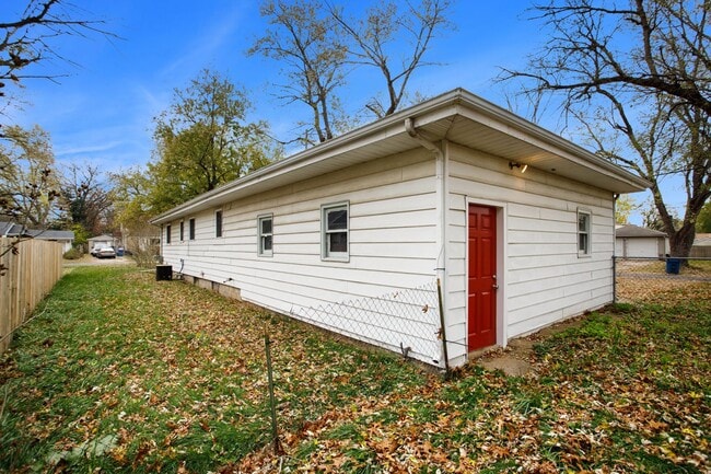 Building Photo - Beautiful Remodeled 3/1 home with large yard! - Ask about our Deposit Free Leasing opportunity!