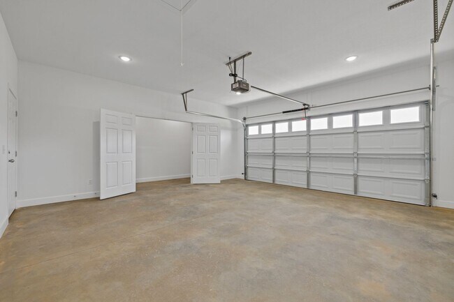 Building Photo - New Luxury Townhouse