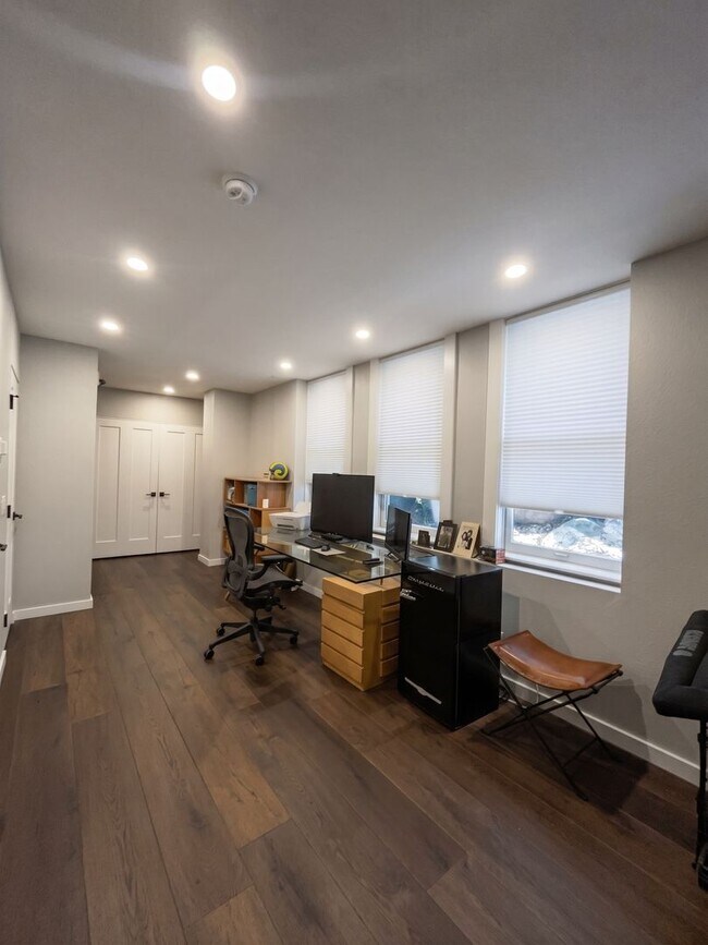 Building Photo - Furnished! In town! Walk to everything! Recently updated!