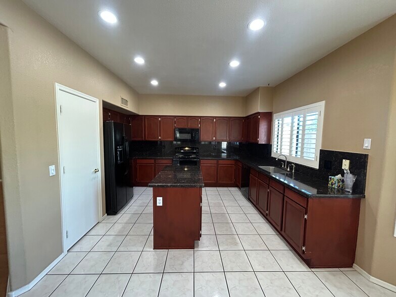 Building Photo - 4334 E Anderson Dr