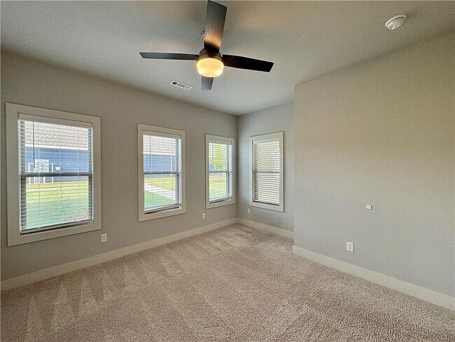 Building Photo - 708 NE Hts Ln
