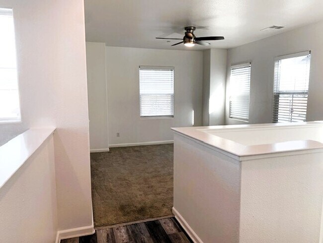 Building Photo - GORGEOUS 4 BED 3BATH HOME - DOWNSTAIRS BED...