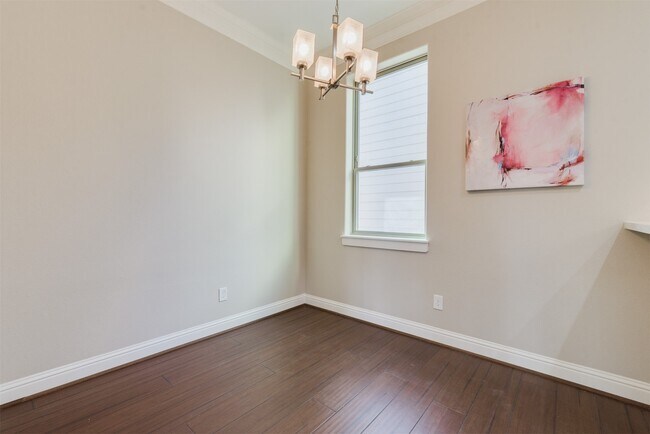 Building Photo - 1244 W 26th St