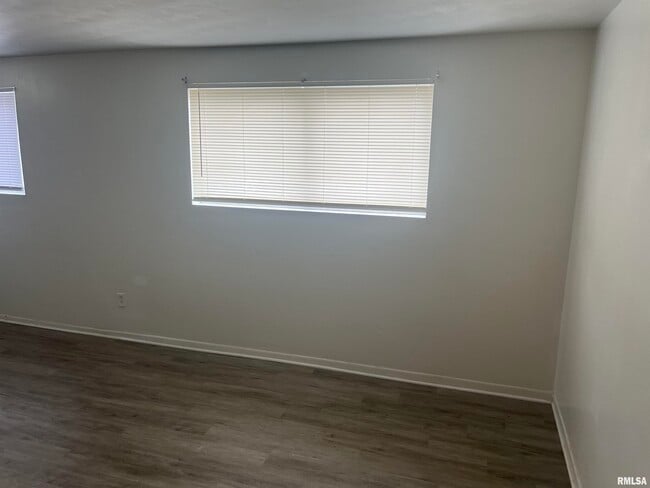 Building Photo - 227 W Elm St