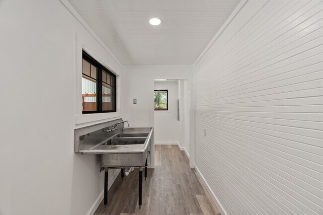 Building Photo - 709 Grand Ave