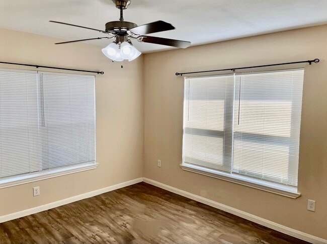 Building Photo - 104 N Eastwood St