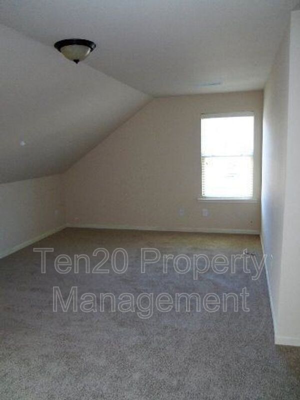 Building Photo - 1310 Ingersoll Dr