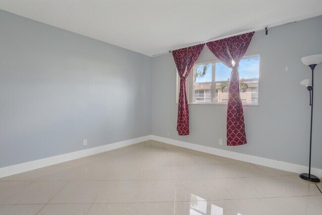 Building Photo - 9851 Sandalfoot Blvd