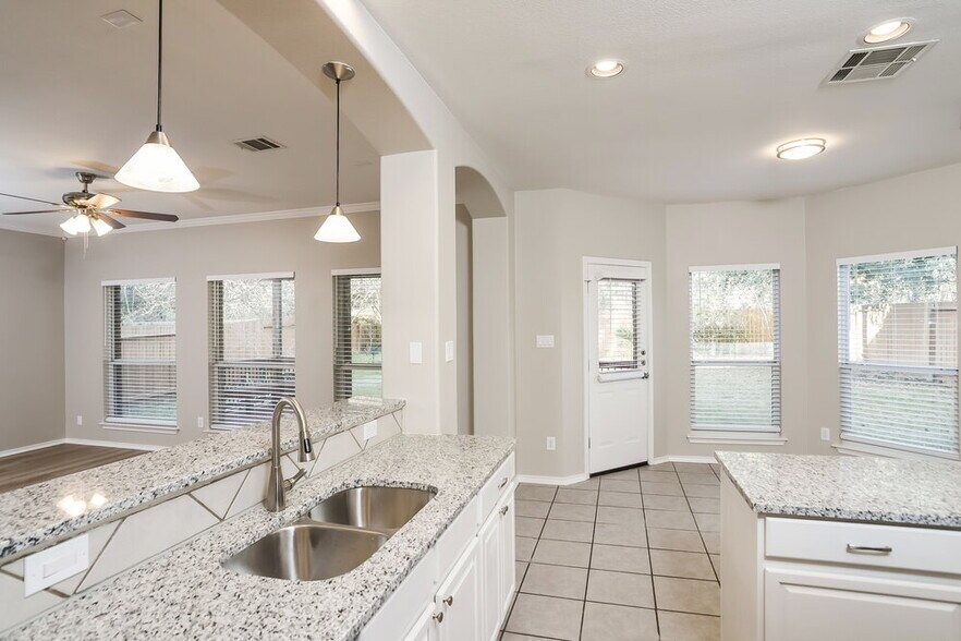 Building Photo - 9202 Hilltop Crossing Dr