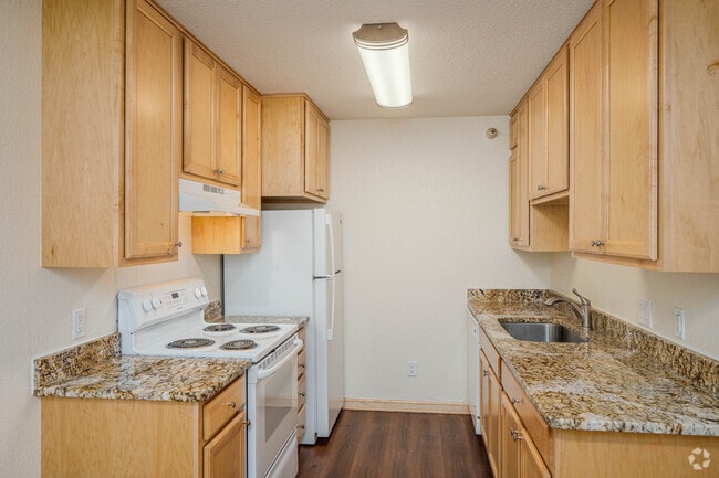 2BR,2BA - 950SF - Renovated Kitchen - Park Place Apartment