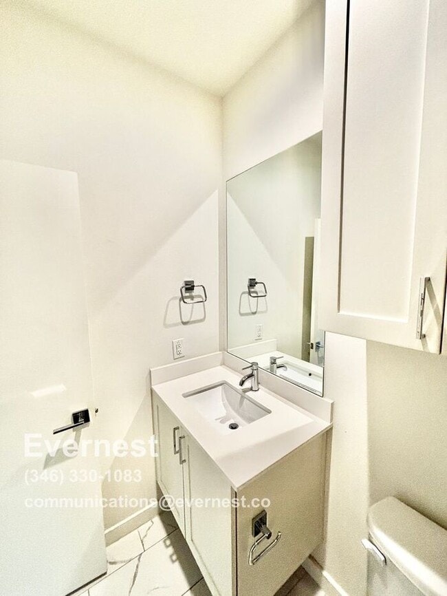 Building Photo - Gorgeous 2-Bedroom Townhome in Prime Locat...