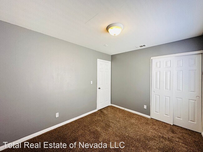 Building Photo - 5 br, 3 bath House - 4353 Silver Bay St
