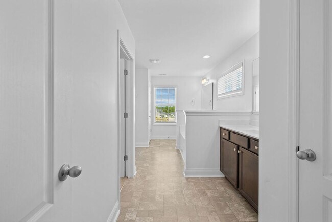 Building Photo - Gorgeous 3 Bed 2.5 Bath Home in Lexington Plantation