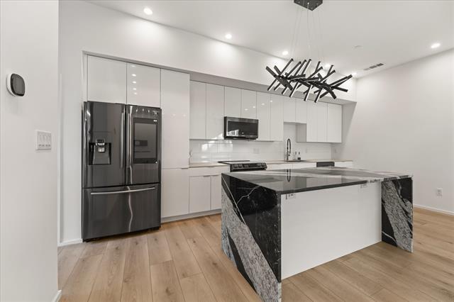 Building Photo - 2001 N Prairie Ave