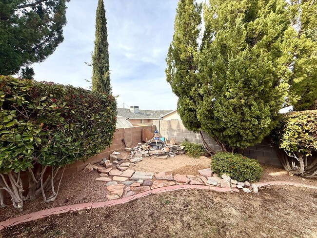 Building Photo - Charming 3 bedroom 2 bathroom home with So...