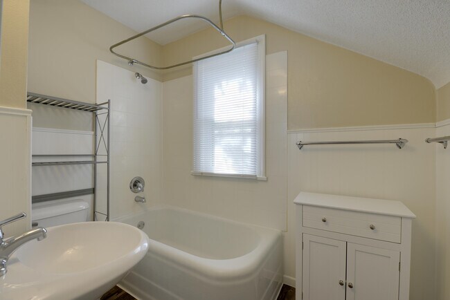 Building Photo - 707 Orange Ave E