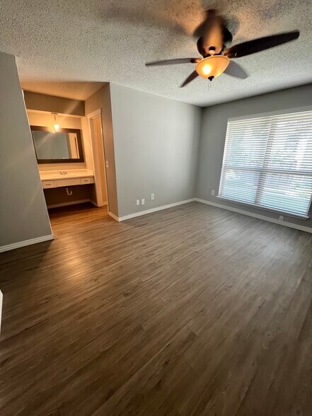 Building Photo - 825 Red Bird Ln