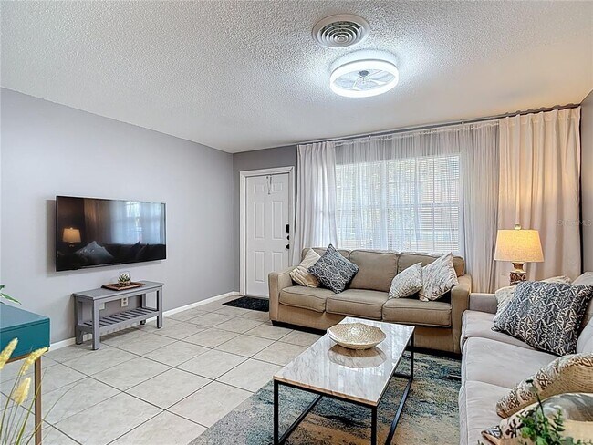 Building Photo - 137 Southeast Jefferson Cir N