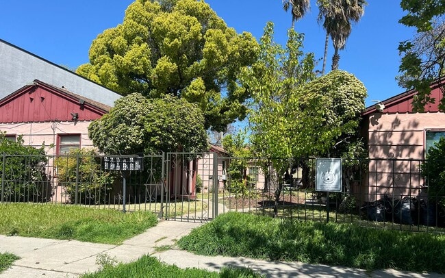 Building Photo - 1 Bedroom/1Bath Small Home Modesto