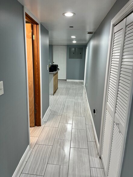 Building Photo - 6222 S Albany Ave