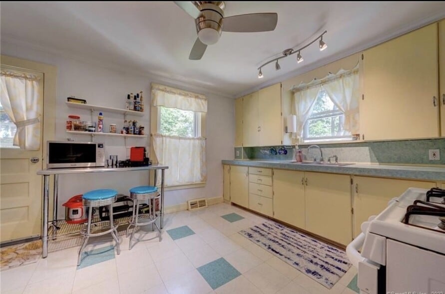 Building Photo - 179 Walnut St