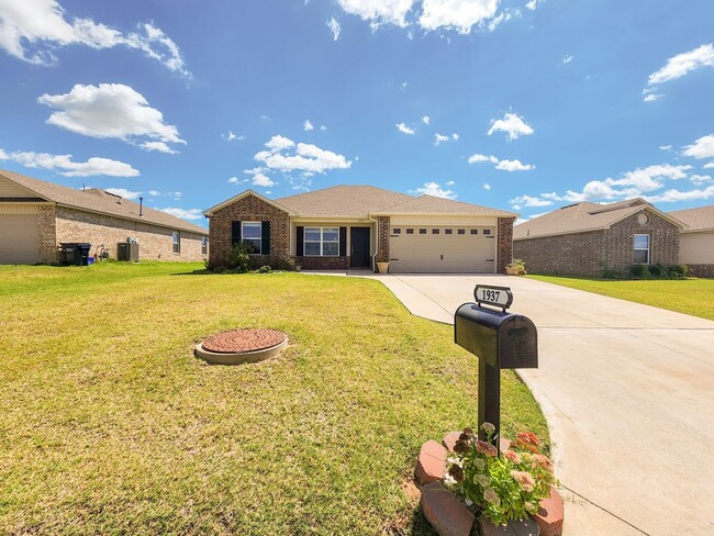 Building Photo - 3 bed, 2 bath home in Shawnee!