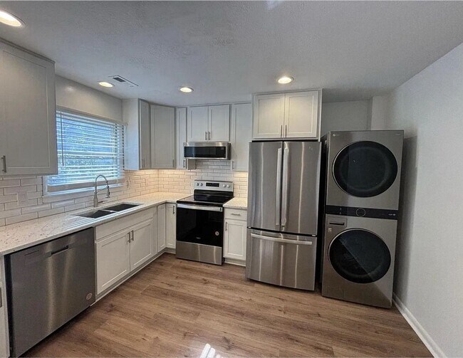 Building Photo - 2812 Wayland Dr
