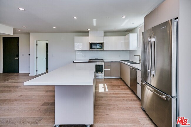 Building Photo - 328 N Maple Dr