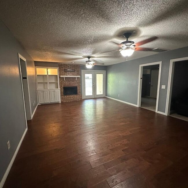 Building Photo - 6928 Woodlake Dr