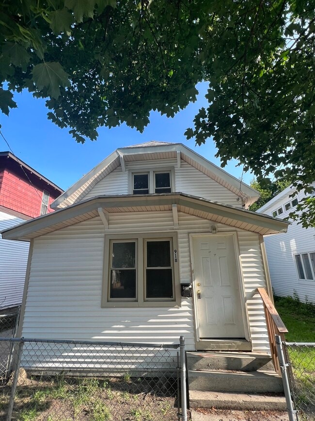 Primary Photo - 918 Logan St SE