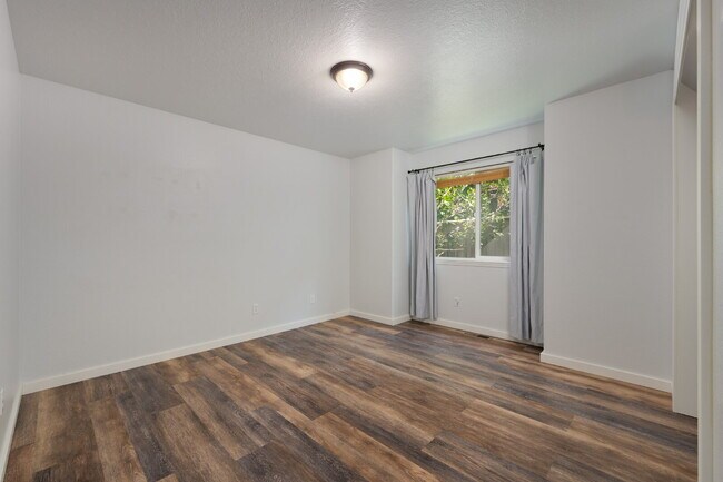 Building Photo - "Charming 3 bed / 2 Bath w/ Additional Off...