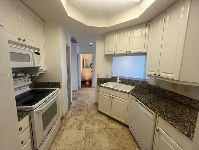 Building Photo - 888 Brickell Key Dr