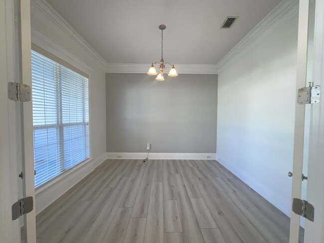 Building Photo - 3650 Victoria Dr