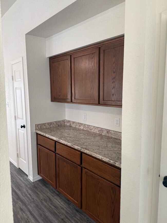 Building Photo - Desert Sands 4 bedroom 2 bathroom home with extra living room