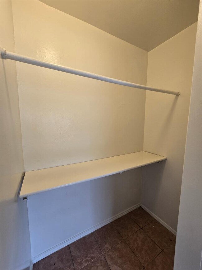 Building Photo - 1109 Village Green Dr